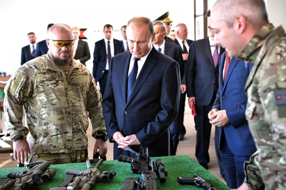 Владимир Путин во время посещения стрелкового центра АО «Концерн "Калашников» на территории военно-патриотического парка «Патриот».
