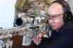 Президент РФ Владимир Путин стреляет из снайперской винтовки Чукавина (СВЧ-308).