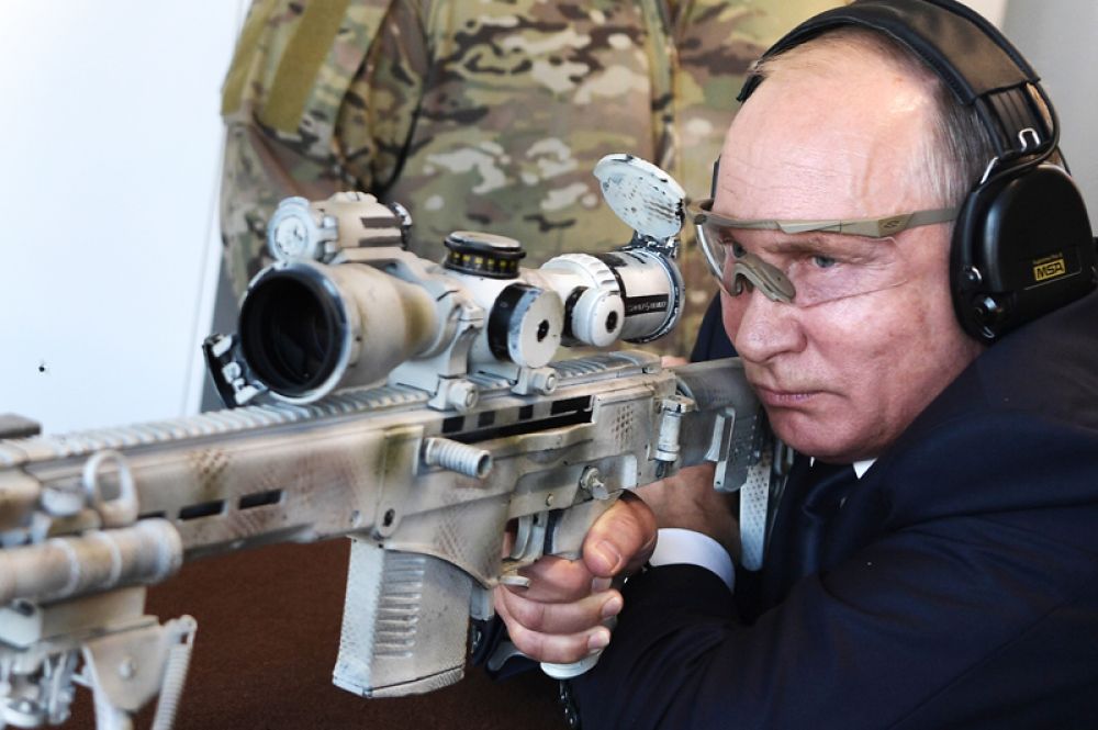 Президент РФ Владимир Путин стреляет из снайперской винтовки Чукавина (СВЧ-308).