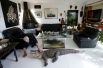 Филипп Жилле кормит прирученного аллигатора Али курицей в своей гостиной, Нант, Франция. В доме у 67-летнего француза живет более чем 400 рептилий.