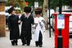 Пожилые евреи идут около Стэмфорд-Хилла во время праздника Йом-Кипур в Лондоне, Великобритания.