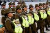 Полицейские с будущими служебными собаками во время ежегодного военного парада в Сантьяго, Чили. 