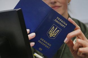 Суд постановил, что отказ в выдаче паспорта-книжки является незаконным