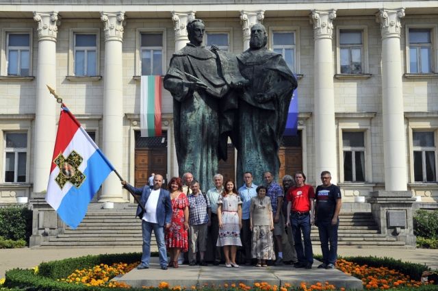 Прощались с Софией у болгарских Кирилла и Мефодия, которые, как и у нас, стоят на пощади перед главной Национальной библиотекой Болгарии.
