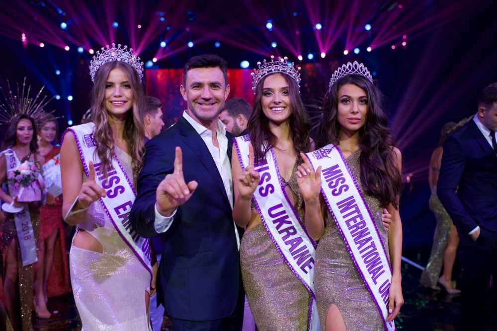 Победительницы конкурса - Мисс Украина-2018 Вероника Дидусенко, а также Miss Ukraine International 2018 и Miss Ukraine Earth 2018 - еще две номинации, которые девушки отправятся защищать за границу.
