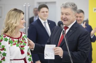 Порошенко лично вручил десятимиллионный биометрический паспорт