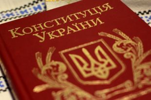 Автор Конституции указал на изъян, не дающий отменить неприкосновенность