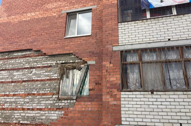 Тюменцы бьют тревогу: у дома с улицы Велижанской осыпается кирпичная кладка