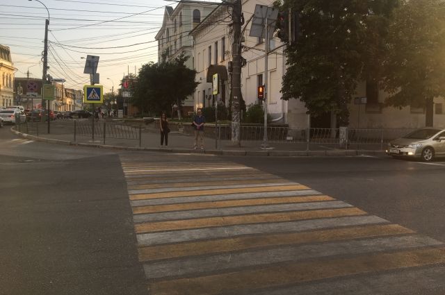Очевидцы уверяют, что пешеход решил перейти дорогу на красный свет.