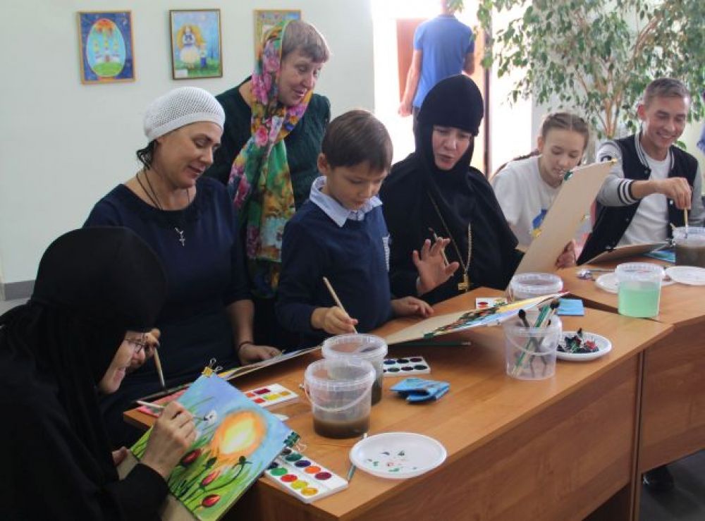 Кроме учителей в уроках акварельной живописи с удовольствием приняли участие дети, а также сестры Спасской обители, включая настоятельницу мать Сергию (Вотрину).