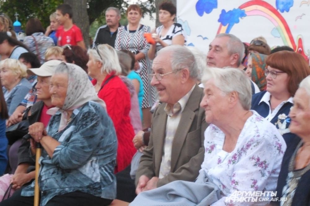 В первом ряду - почётные гости. В том числе золотые юбиляры, в этом году отметившие 50-летие совместной жизни, - Крючковы Зинаида Митрофановна и Юрий Васильевич