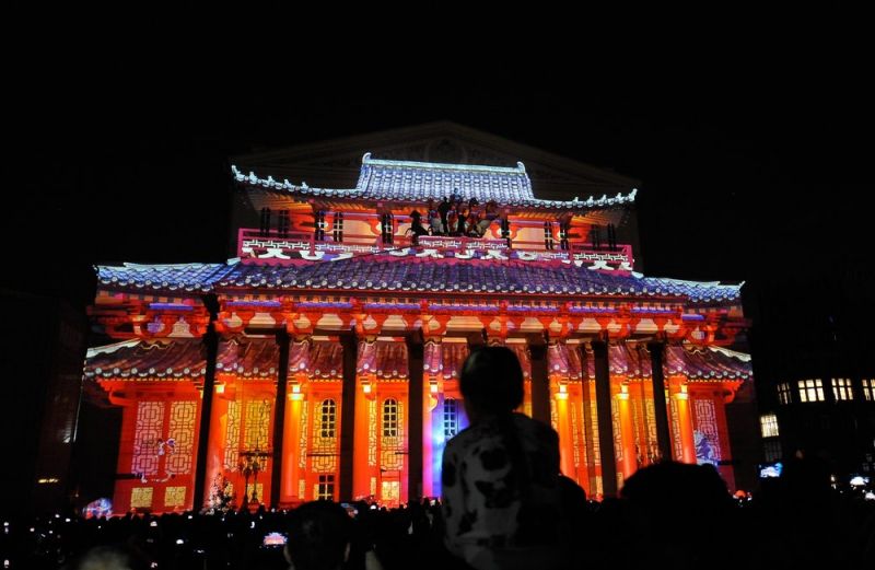 Мультимедийное шоу на фасаде Большого театра в рамках фестиваля «Круг света».