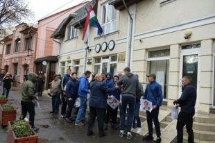 На Закарпатье активисты пикетировали консульство Венгрии