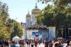 Сцена на фоне Войскового собора Александра Невского.