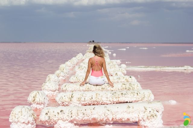Соленое озеро в Крыму розового цвета.