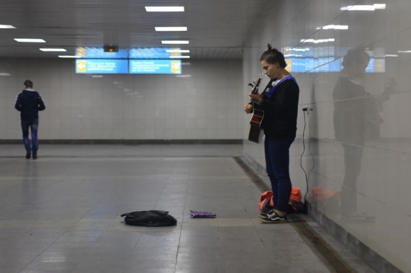 На станции метро нет метро, но есть музыкант.