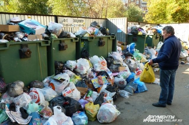 Двор на ул. Российской, 65, рядом с нашей редакцией. Скоро из-за мусора не будет видно самих контейнеров.