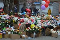 За несколько дней после трагедии кемеровчане завалили пятачок на углу у «Зимней вишни» игрушками, цветами, иконками, свечами. Мемориал простоял несколько месяцев под присмотром добровольцев.