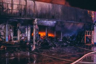 Площадь возгорания составила 200 квадратных метров.