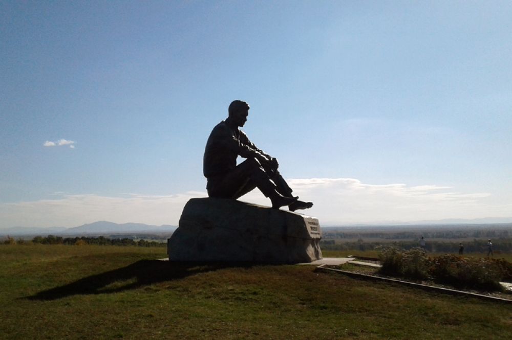 Памятник Василию Шукшину на горе Пикет.