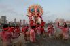 Последний день религиозного фестиваля Ганеш Чатурти в Мумбаи, Индия.