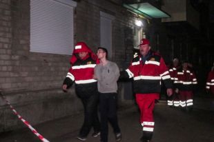 В Киеве парень нанес матери ножевые ранения и взял ее в заложники