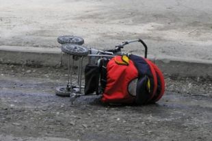 Во Львове водитель автомобиля сбил коляску с годовалым ребенком и скрылся
