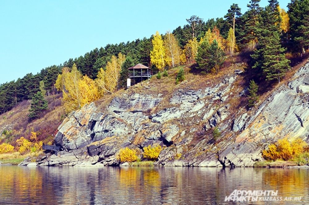 Самый известный комплекс петроглифов находится на скале возле деревни Писаная. Именно там располагается музей-заповедник «Томская писаница».