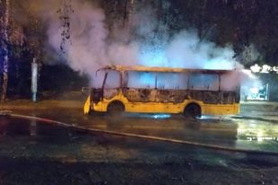 В Черновцах ночью загорелся маршрутный микроавтобус.