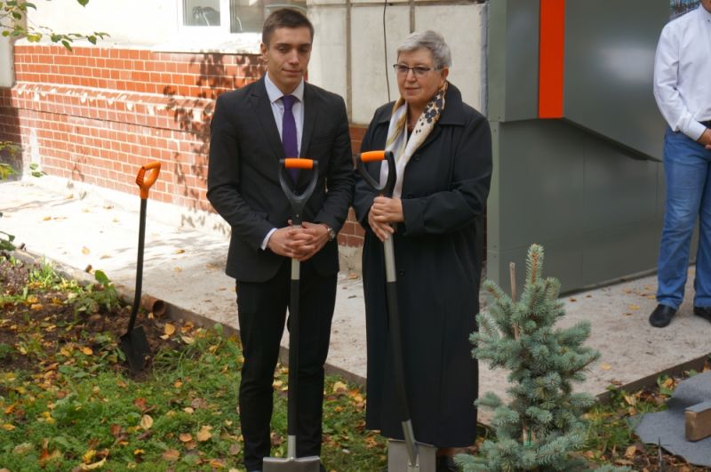 Студент колледжа вместе с супругой Вениамина Сухарева посадили дерево.