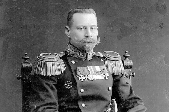 Вице-адмирал особо «жаловал» красную Россию и уехал в эмиграцию. 