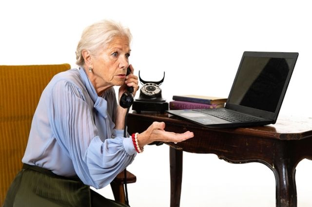 Пожилым людям бывает трудно разобраться в современных устройствах самостоятельно.