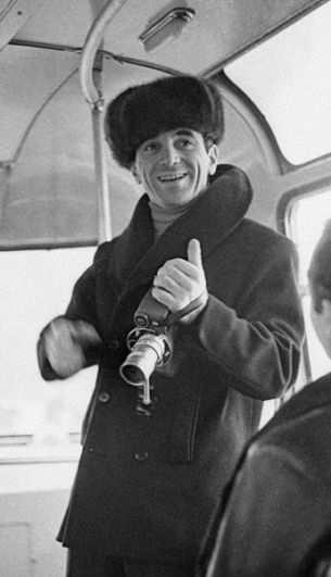Артист Шарль Азнавур на прогулке в автобусе. Первые гастроли музыканта в СССР. 1964 год.