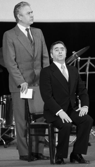 Советские артисты эстрады Виктор Ильченко (слева) и Роман Карцев (справа) выступают на сцене. 1987 год.