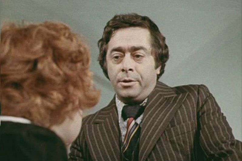 В фильме «Волшебный голос Джельсомино» в роли школьного учителя, 1977 год.