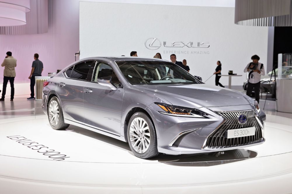 Lexus ES.