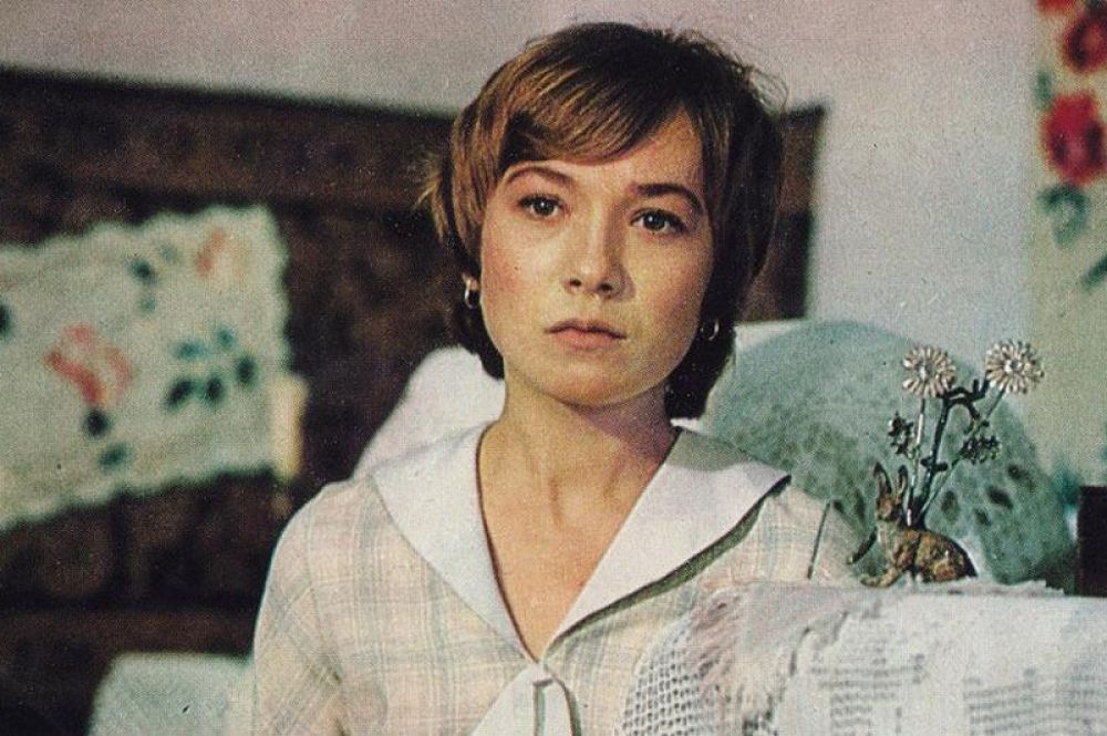 «Сентиментальный роман» (1976) — пионервожатая Зоя-маленькая.