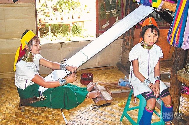 Западные санкции привели к обратному результату - буму популярности мьянманских тканей.