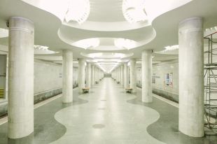В метро Харькова мужчина прыгнул на рельсы