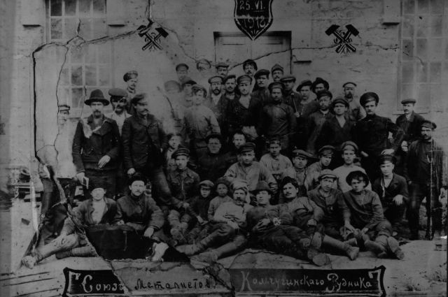 На фото группы металлистов Кольчугинского рудника 1918 г. своих родных могут поискать жители Ленинска-Кузнецкого и не только.