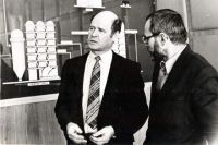 Вениамин Сухарев прошёл путь от помощника оператора до генерального директора. Вениамин Сухарев возглавлял завод 16(!) лет с 1987 до 2003 года.