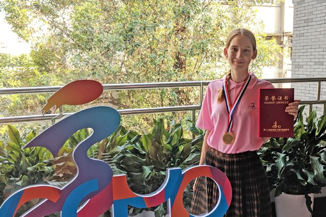 Гимназистка Анна Седова привезла из Китая золотую медаль престижной математической олимпиады.