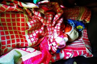 Младенца, которого мать родила на пляже в Одессе, похитили и продали