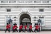 Великобритания. Едва ли не самая знаменитая церемония в Лондоне, привлекающая множество туристов, проводится перед Букингемским дворцом каждый день в 11:30 с апреля по август (в остальные месяцы — через день).
