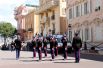 Монако. Смена почетного караула проходит ежедневно на площади у стен княжеского дворца и привлекает множество зрителей. Зимой гвардейцы носят черную форму, а летом — белую. 