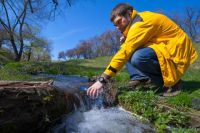 Выпил много воды болит спина