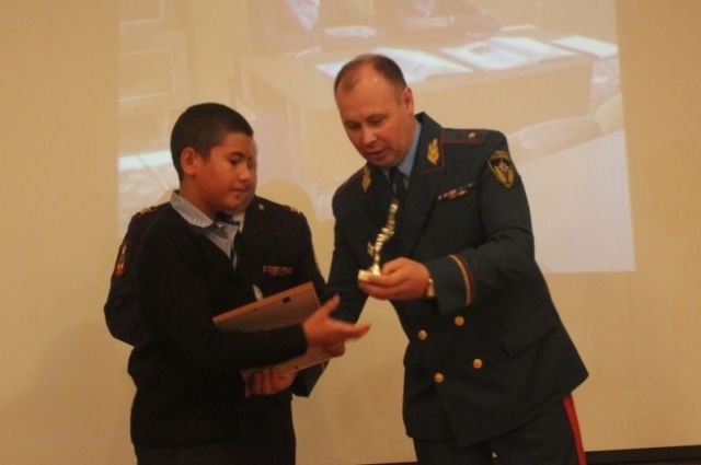 В Оренбуржье шестиклассника наградили медалью за спасение семьи на пожаре