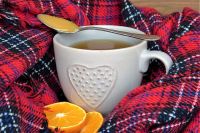 Горячий чай и цитрусовые - не лучшие помощнике в борьбе с болезнью.