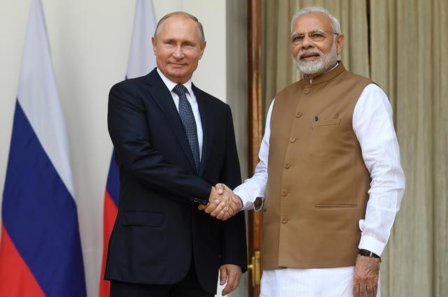 Президент РФ Владимир Путин и премьер-министр Республики Индия Нарендра Моди во время встречи в Хайдарабадском дворце в Нью-Дели.