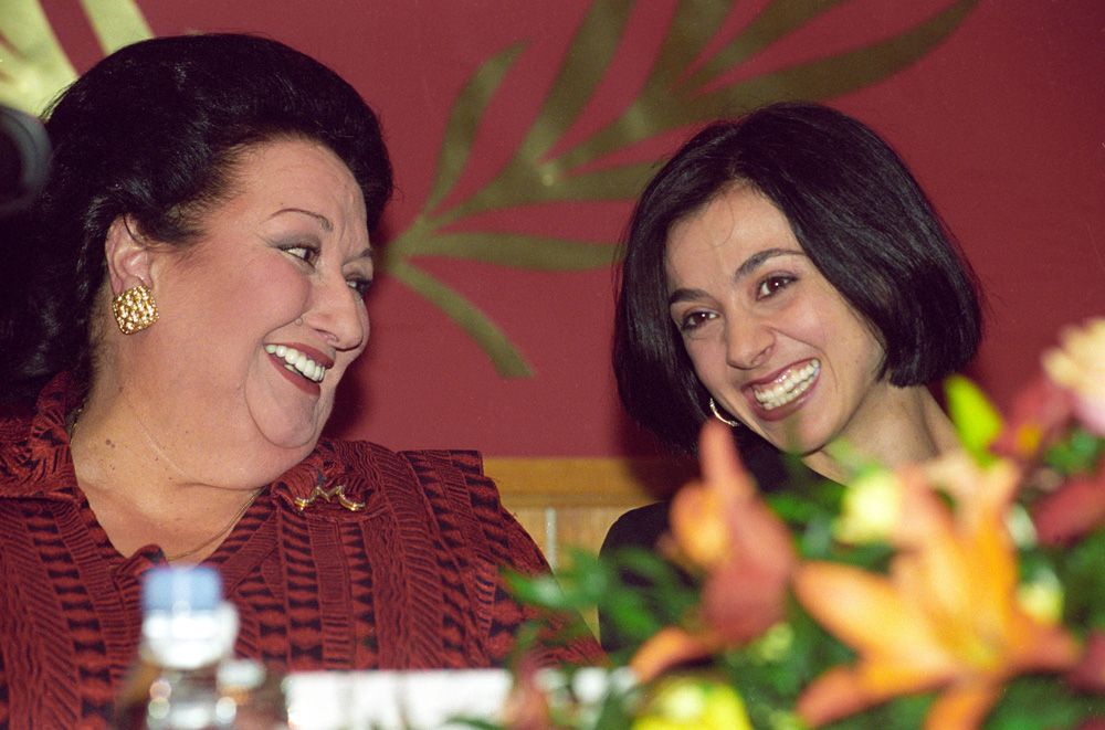 Испанская каталонская оперная певица Монсеррат Кабалье, и грузинская балерина, народная артистка Грузинской ССР, народная артистка России Нина Гедевановна Ананиашвили на первом международном фестивале «Тысяча городов России». 2001 г.